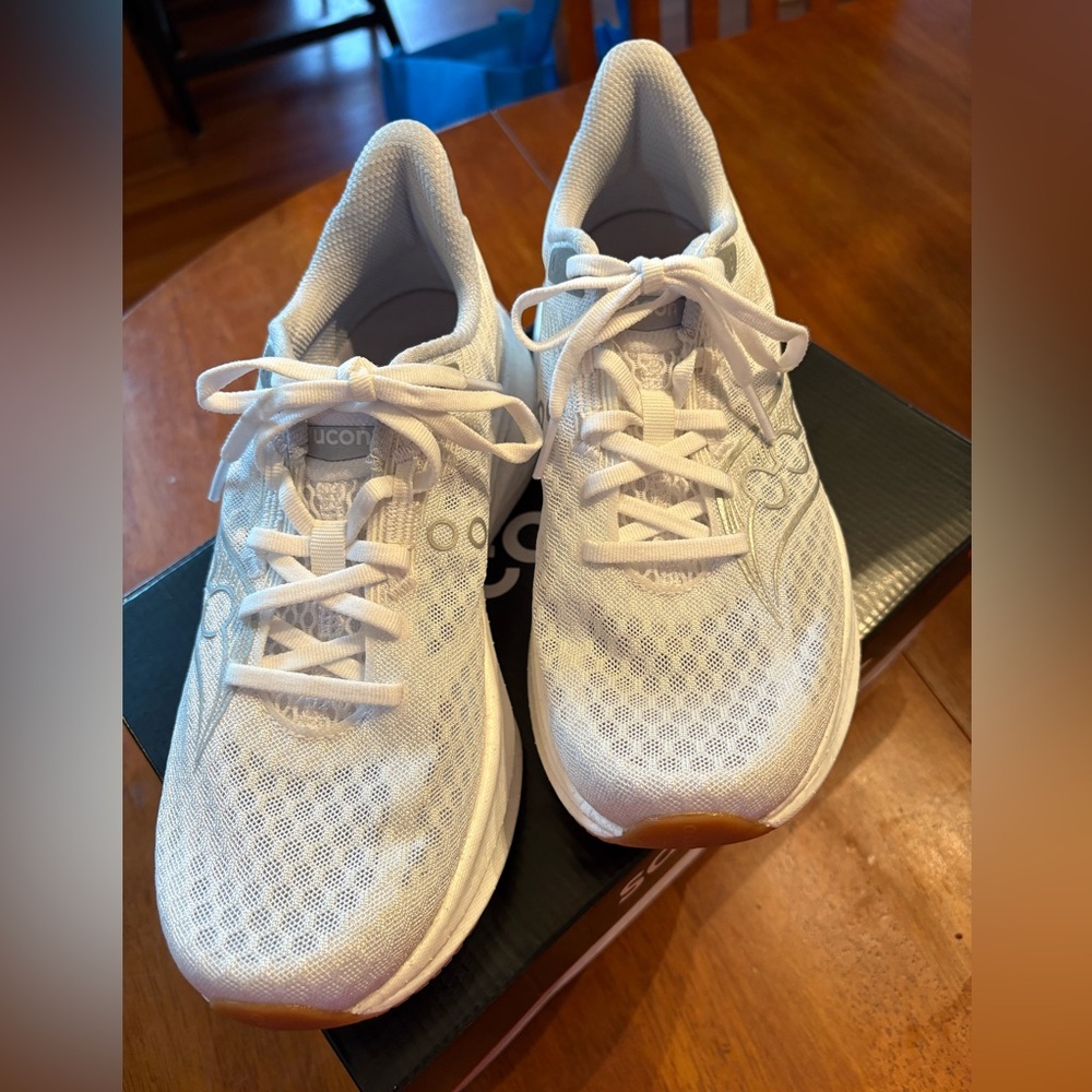 Women’s Saucony White Running Shoes 8.5 Worn ONCE! Endorphin Speed 5